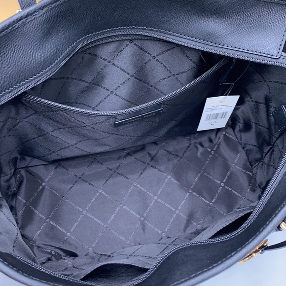 MICHAEL KORS BLACK COLOR
Jet Set Travel Large Saffiano Leather Tote Bag - Picture 12 of 14